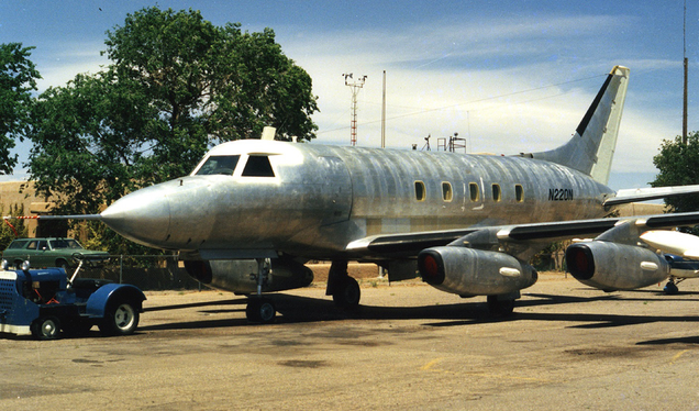 Stripped of its livery, the 220 sites on the tarmac at Albuquerque in 1975 (photo by Uli Elch via Wikimedia Commons)